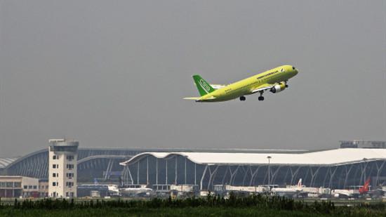 C919天秀畫(huà)月餅 迎中秋中國(guó)大飛機(jī)在空中畫(huà)月餅