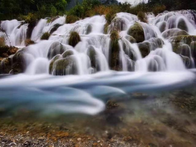 九寨溝恢復(fù)開園 開放新景點(diǎn)雙龍海瀑布美如畫