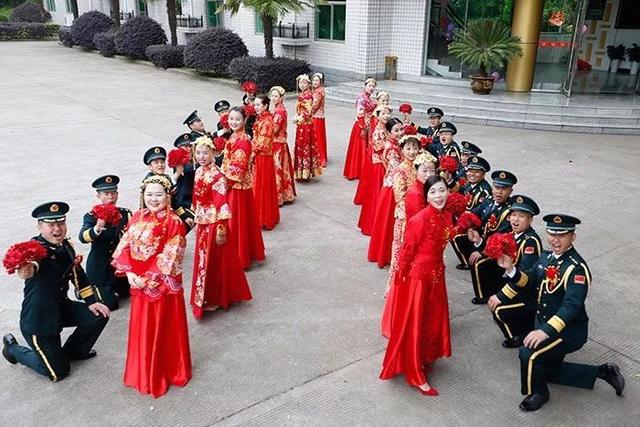 婚禮看出閱兵感覺 軍人的集體婚禮現(xiàn)場讓人難忘