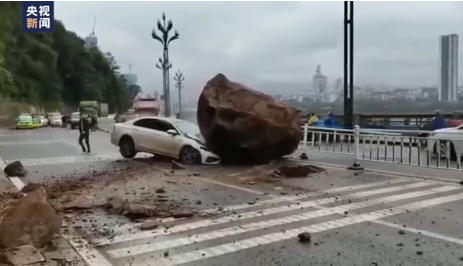 宜賓山體滑坡過(guò)路車輛被巨石砸中 車頭被砸扁萬(wàn)幸駕駛員無(wú)礙